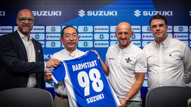 Suzuki ist Partner des Fußball-Bundesligisten SV Darmstadt 1898 - Sponsoring (v.l.): Martin Kowalewski (Geschäftsführer Marketing & Vetrieb SV Darmstadt 1898 e.V.), Kazuyuki Yamashita (Managing Director Suzuki Deutschland GmbH), Torsten Lieberknecht (Cheftrainer SV Darmstadt 1898 e.V.) und Daniel Schnell (Deputy Managing Director Suzuki Deutschland GmbH) - Quelle: Suzuki